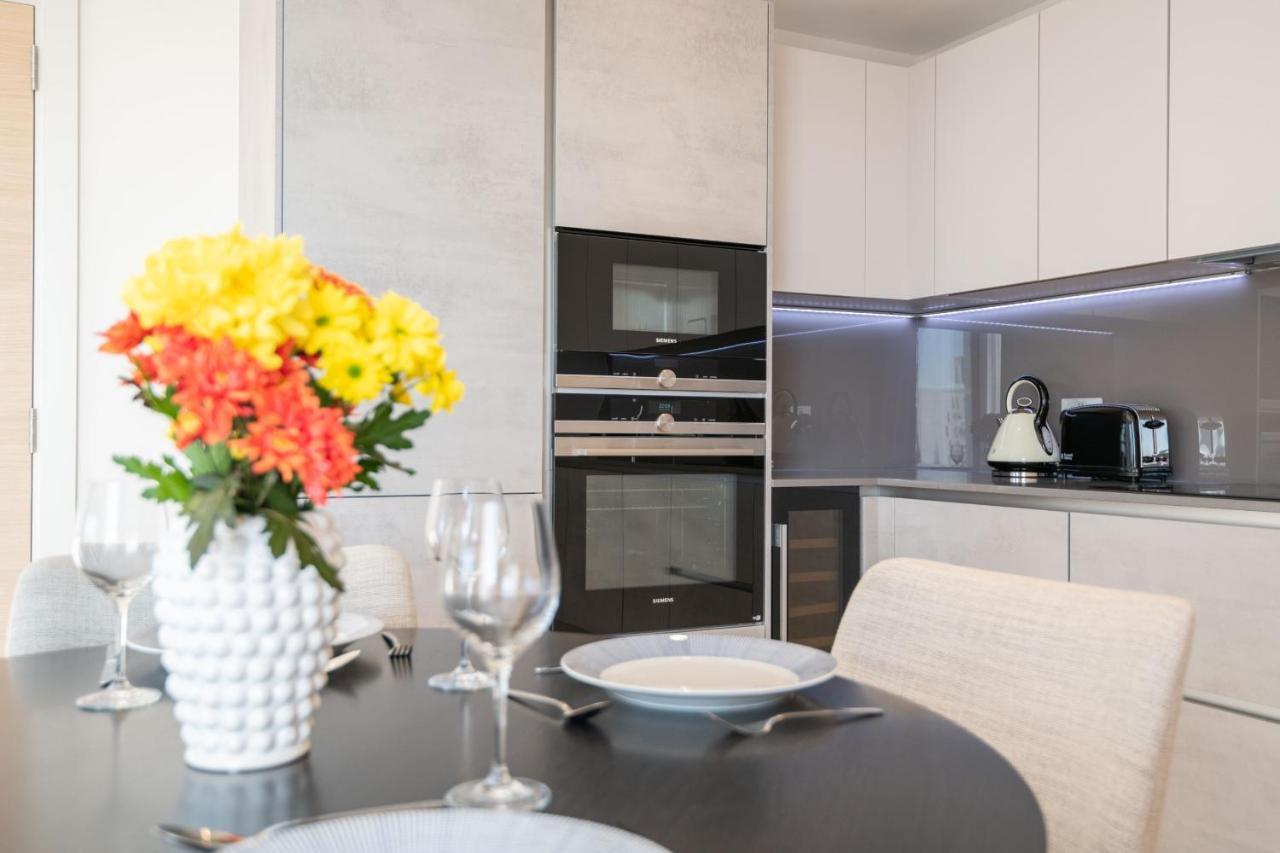 Modern Family Home Close To Victoria Station By Underthedoormat London Kültér fotó