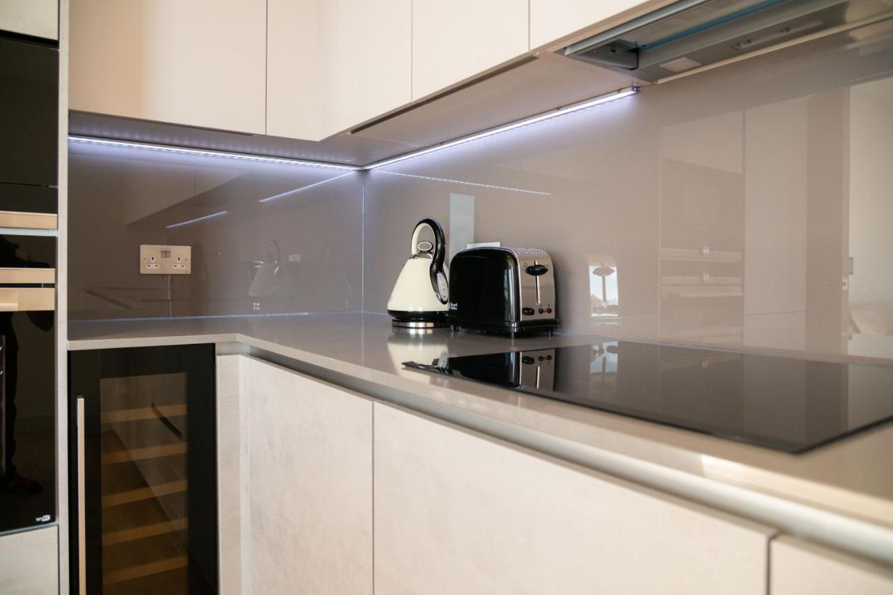 Modern Family Home Close To Victoria Station By Underthedoormat London Kültér fotó